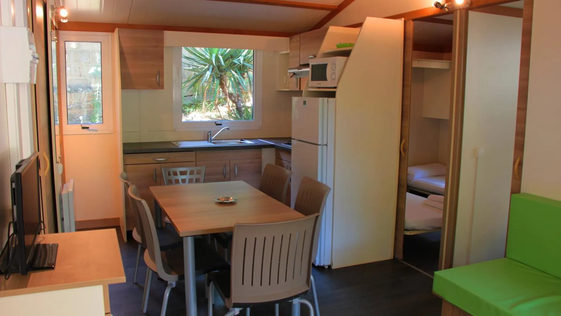 Camping Roca Grossa Calella Campsite